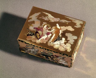 Tabakierka z emaliowanej złotej i kolorowej masy perłowej, Paryż, 1747-48; tabakierka w formie beczki, Paryż, 1754, złoto i masa perłowa